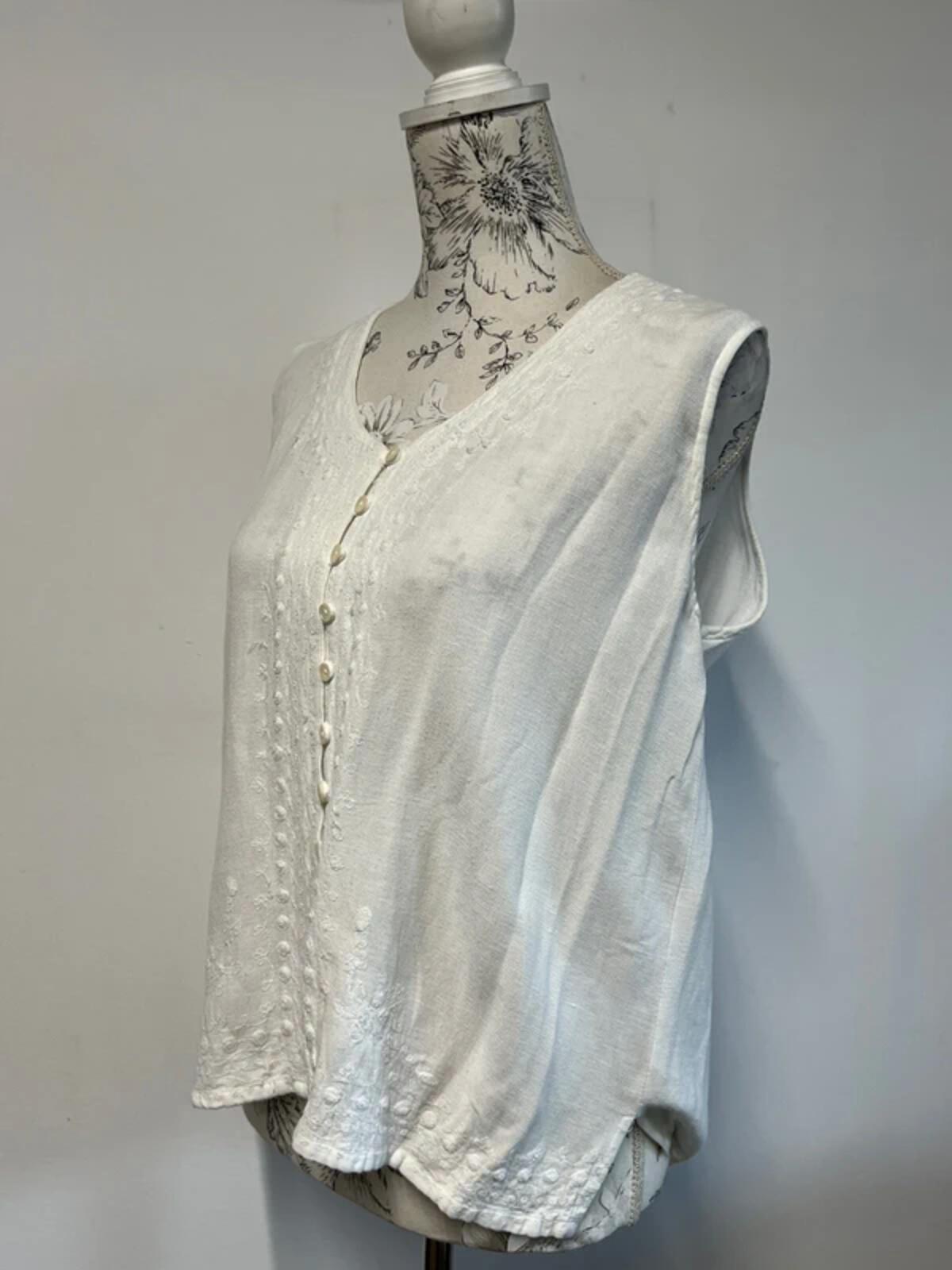 Joella | White T-Shirt | Cute embroidery