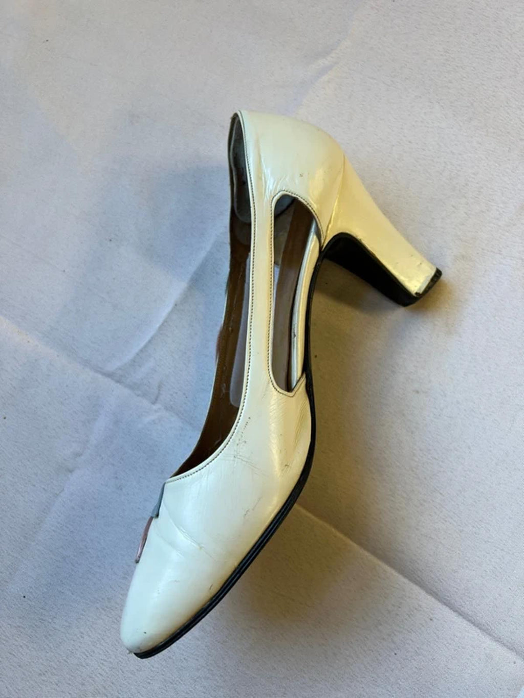 1950’s GM London | 3.5 | White heels with blue and pink leaves