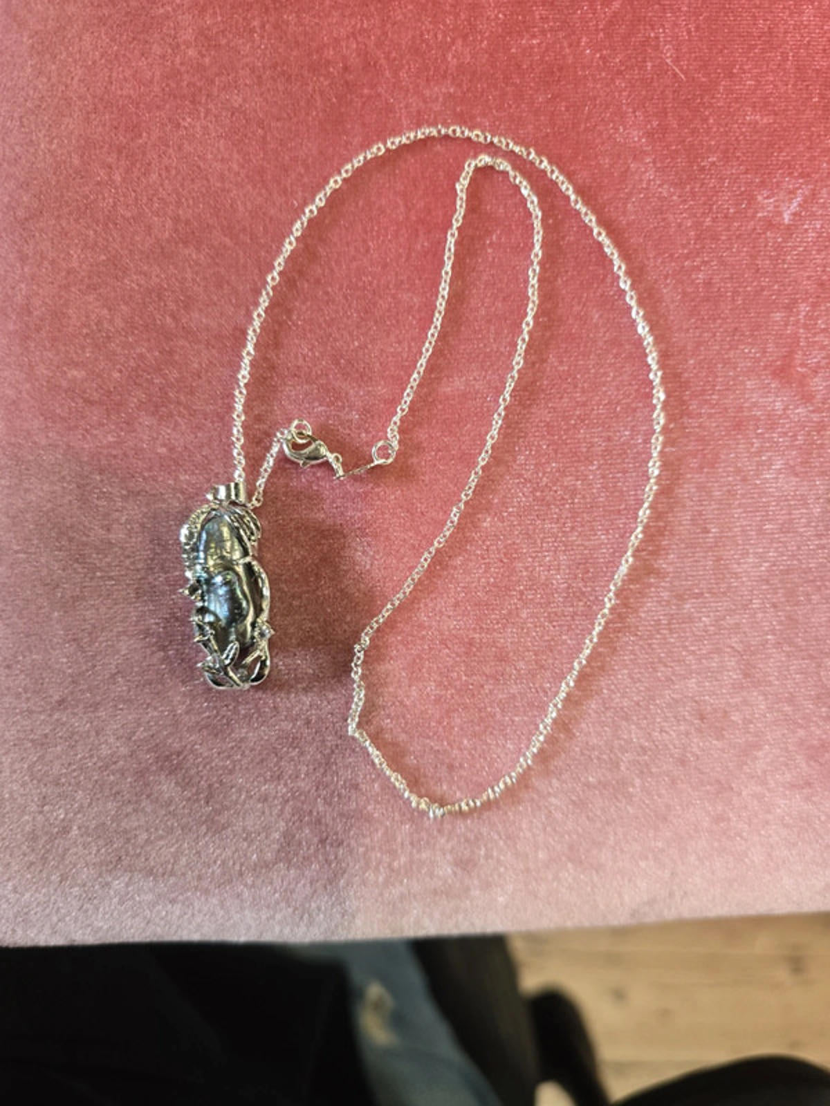 natural grey/silver pearl set in silver on 925 silver chain