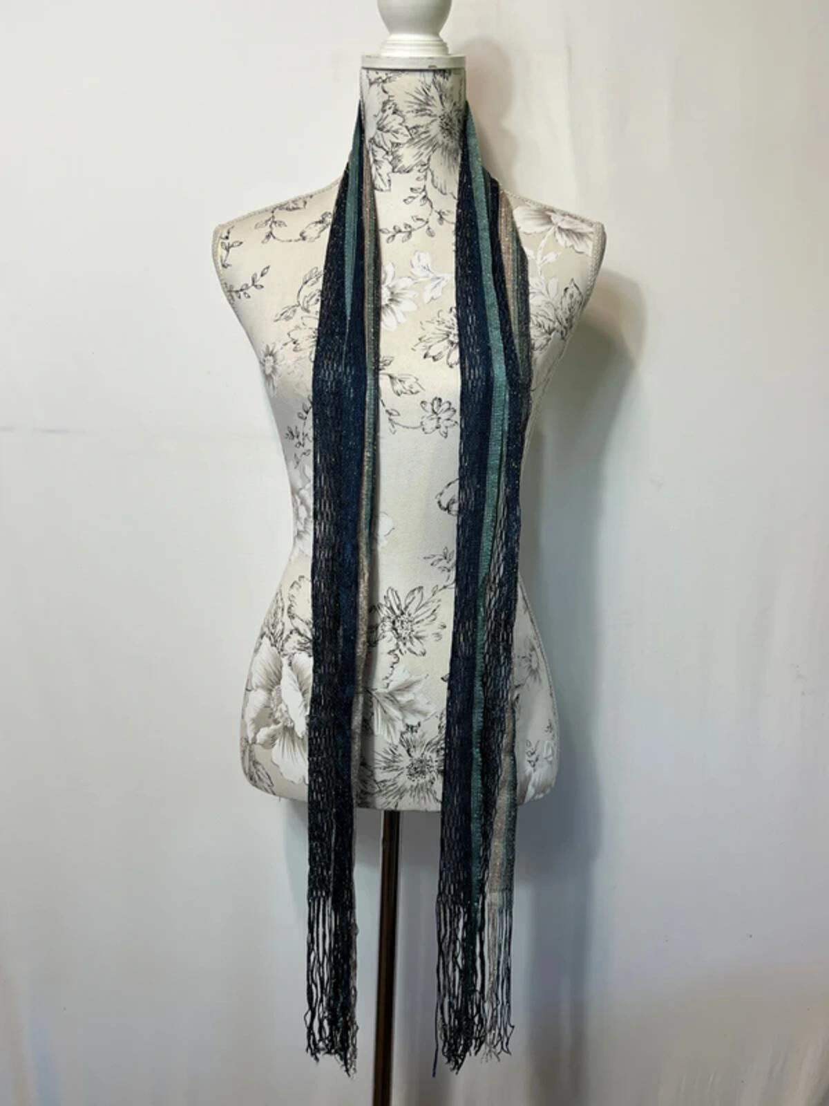 Vintage-Style Ladies Netted Blue Scarf