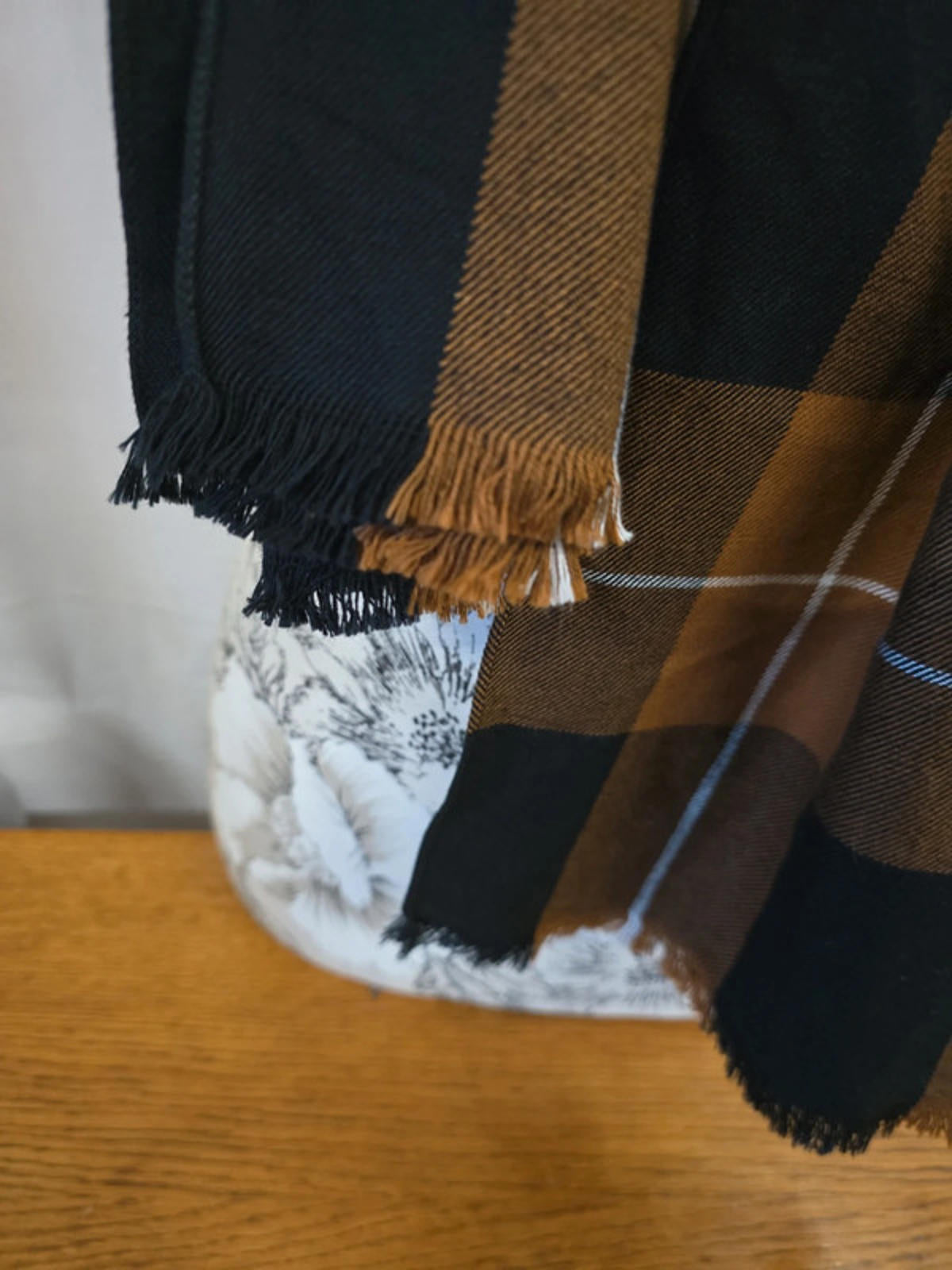 Brand new ladies Plaid brown and black scarf 100%cotton