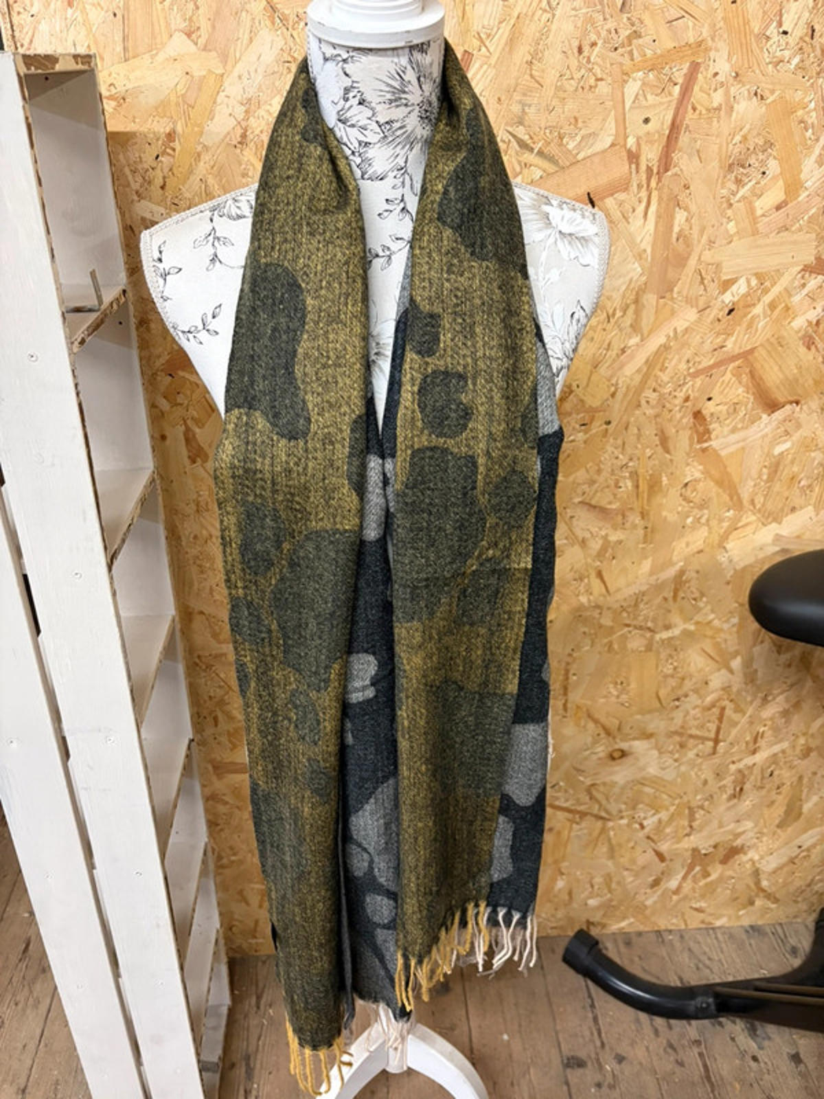 Classy Wool blend scarf (new)