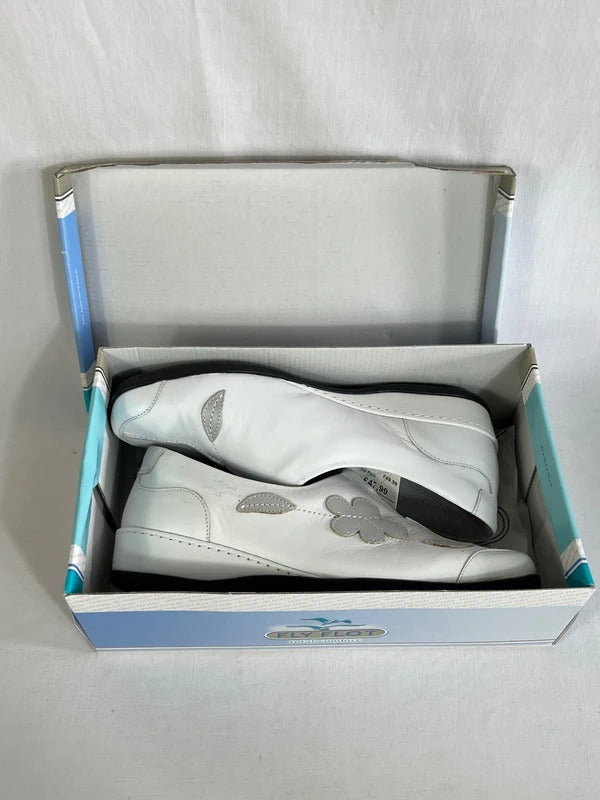 Fly Flot | Size 6 | White and silver slip on boat shoes