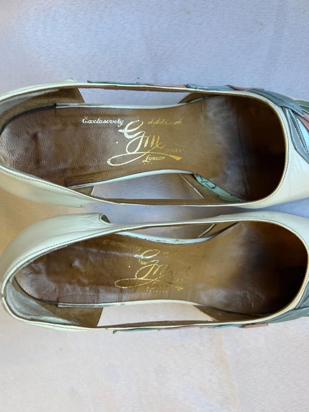 1950’s GM London | 3.5 | White heels with blue and pink leaves