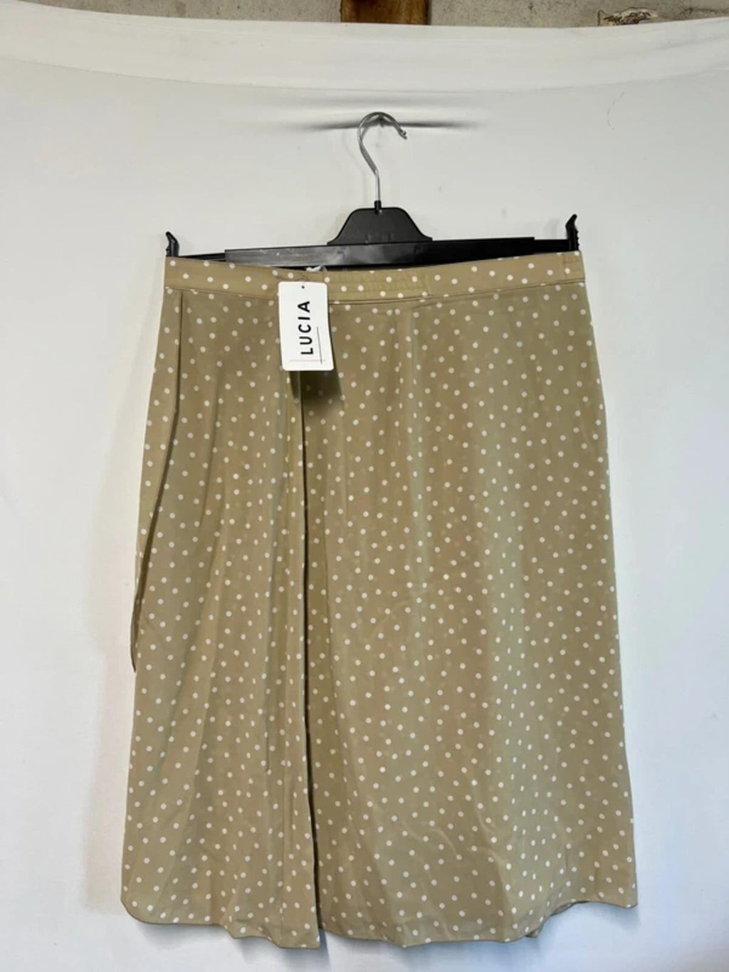 Lucia | 18 | Ladies beige polka dot dress