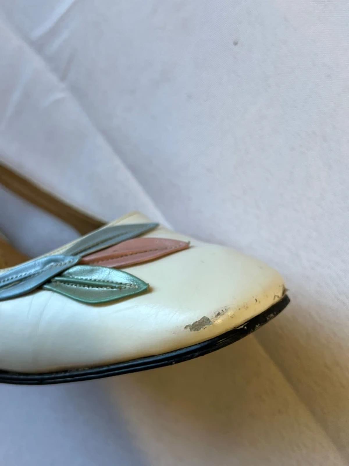 1950’s GM London | 3.5 | White heels with blue and pink leaves