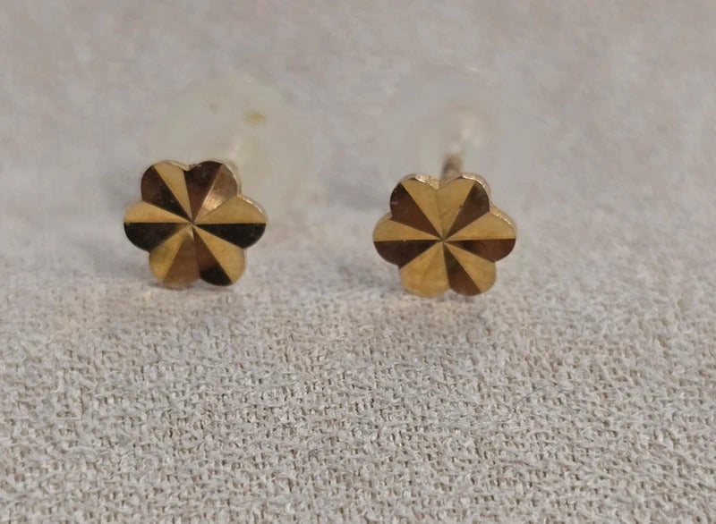 A pair of 9ct gold earings