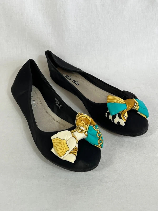 Nǐo Nio | Size 7 (41) | Stylish black velvet ballets with colourful bows