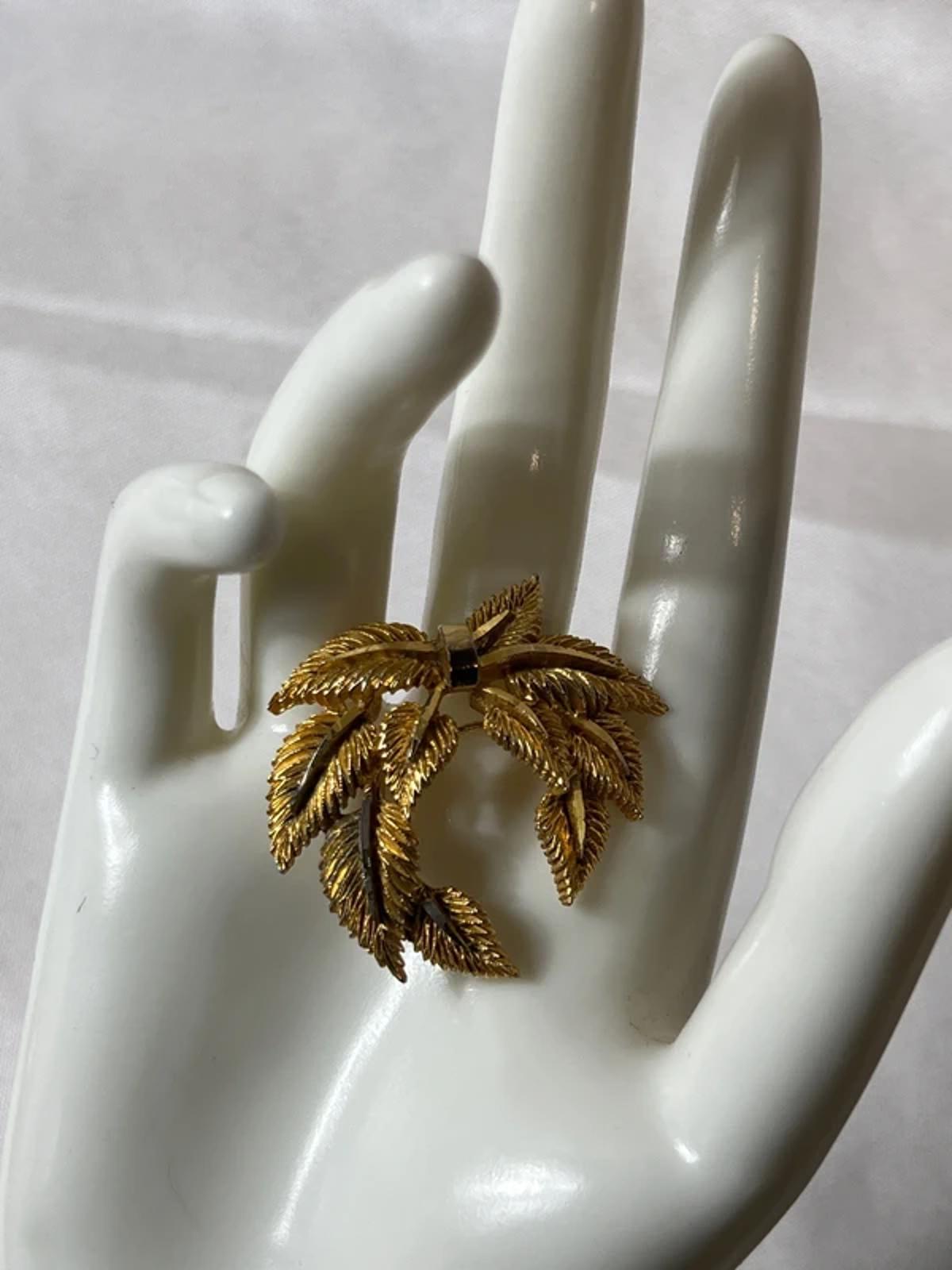 Leaf Wreath |  Gold Toned Brooch