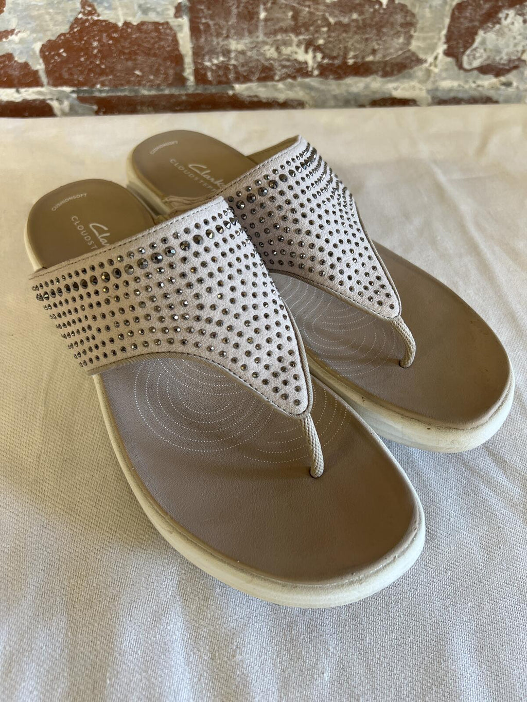 Clarks | Cloudsteppers | 7.5 | Y2K Beige Jewel Detailed Sandals